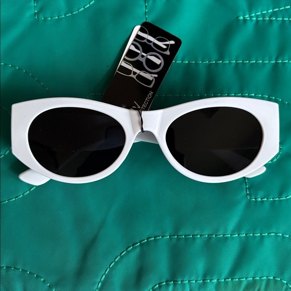 Brand New Shiny White Round Cat Eye Retro Sunglasses Gold Tone Flower Accent main image 7